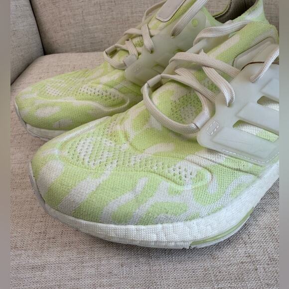 Adidas Ultraboost 22 Womens 9 Running Shoes Almost Lime Cloud White New NWT - Picture 3 of 7